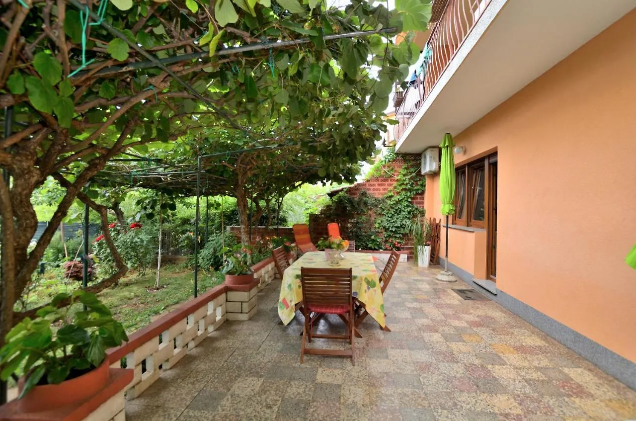Apartment Kivi Valbandon Croatia