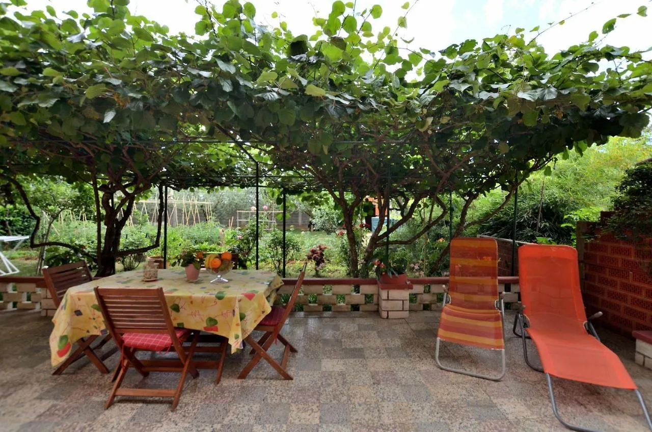 Apartment Kivi Valbandon 0*,  Croatia